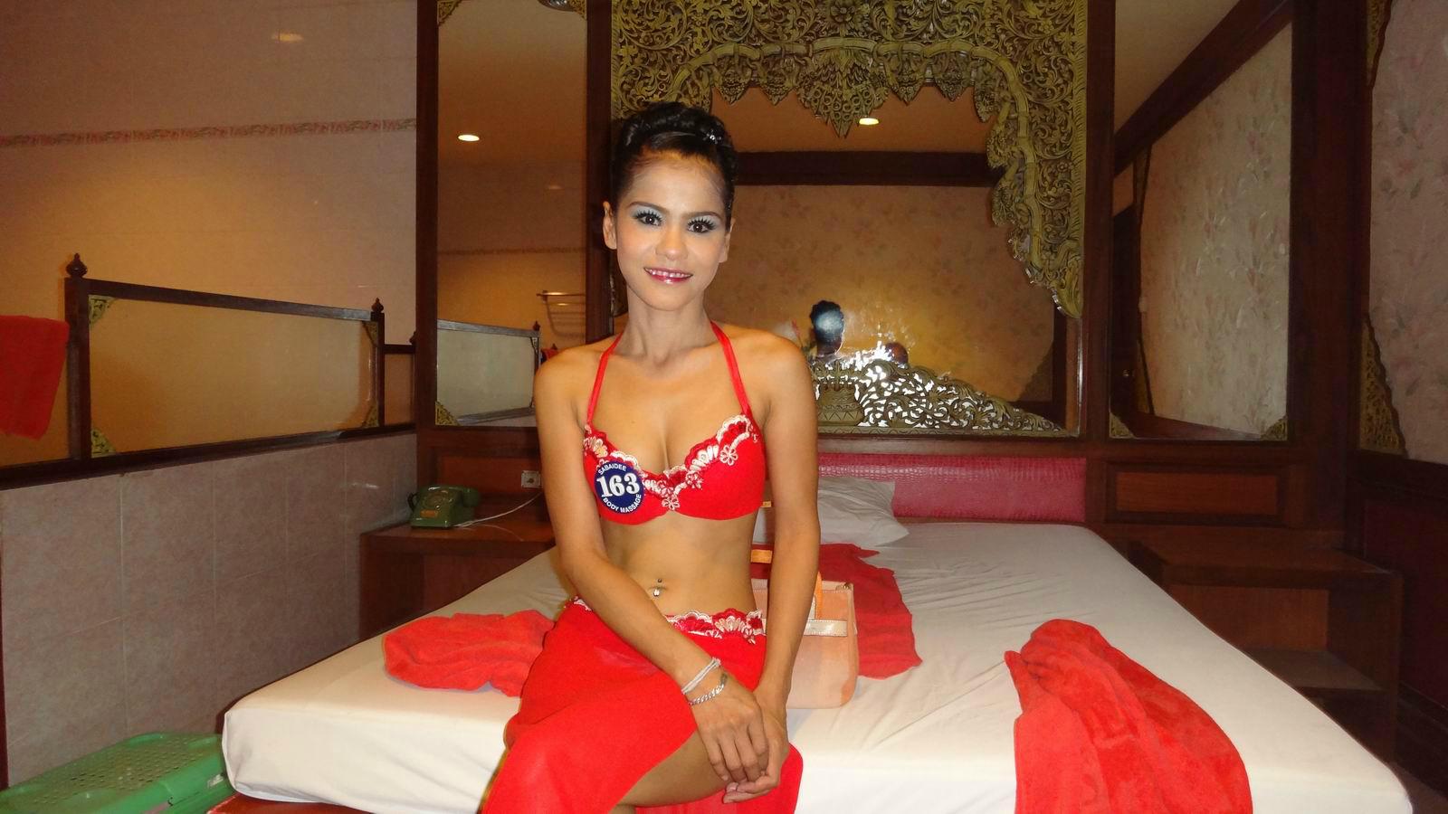 Голая красотка хорошо отдыхает в Таиланде
