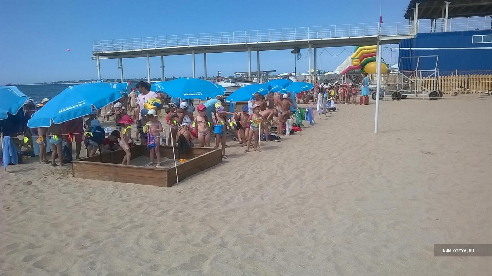 кровати для двух детей разного возраста в маленькой комнате фото