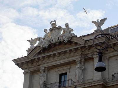 Скульптуры на зданиях на площади Республики.