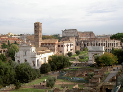 Вид с Палатинского холма на Форум и Колизей.