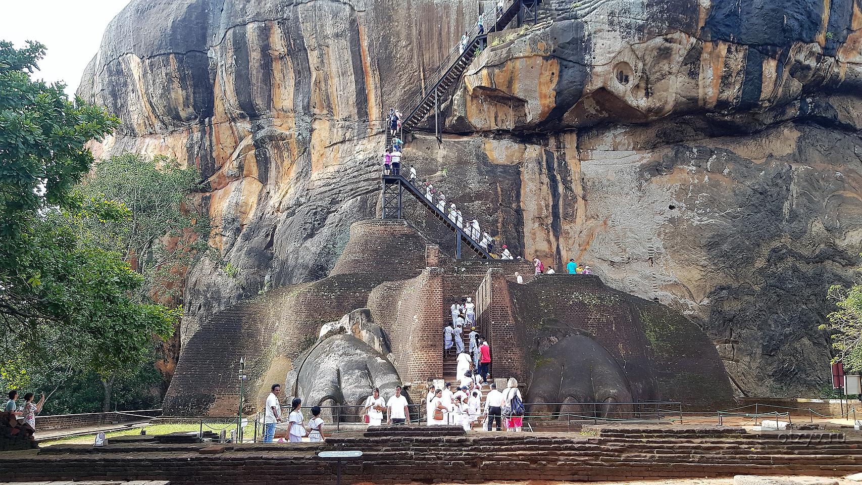 Шри ланка экскурсионный. Будда в скале Корея. Будда в Шри Ланке. Стопа Будды Шри Ланка. Фигуры в скалах.