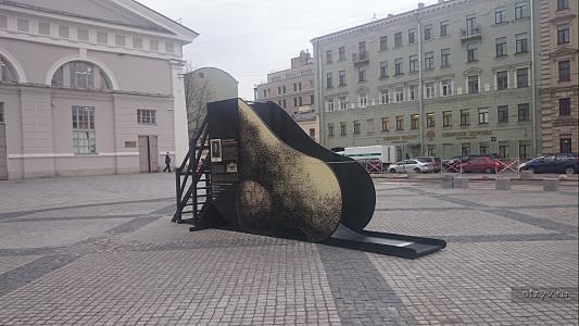 В Петербурге появились инсталляции с архивными фото блокадного Ленинграда