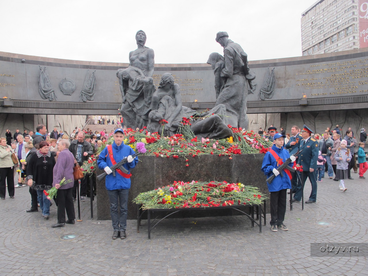 Необычные памятники санкт-петербурга. Люди 2010 спб. Дело было в петербурге. Довлатов памятник спб. Санкт-петербург 2010.