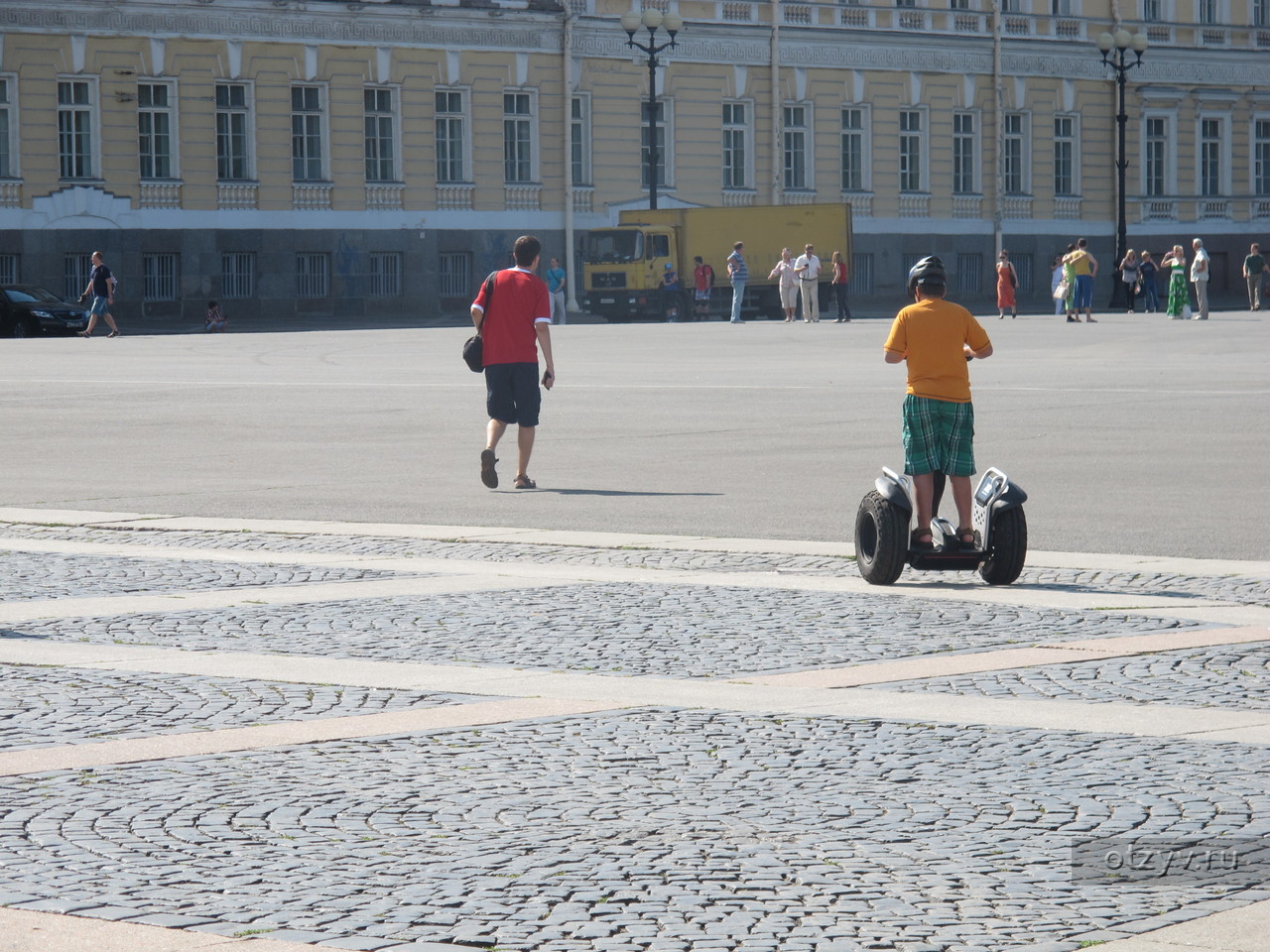 Дело было в петербурге. Лидер тауэр санкт-петербург. Необычные скульптуры в санкт-петербурге. Рисунок дома рубинштейна 23 где жил довлатов. Лидер тауэр в советское время.