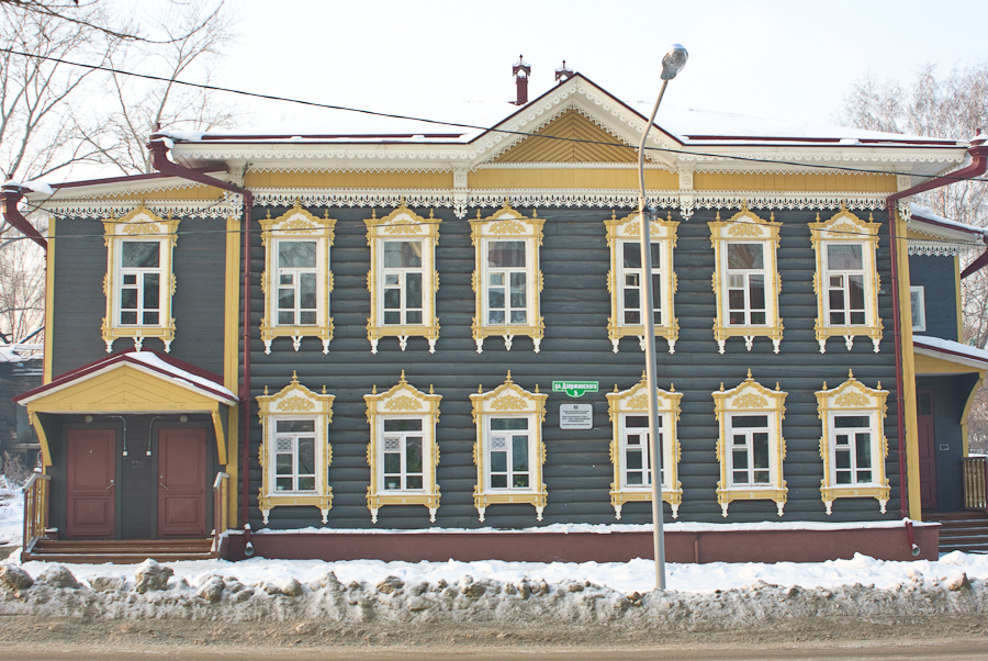 Томск декабрь. Дзержинского 21 памятник деревянного зодчества Томск. Деревянное зодчество Томск улица. Томск Дзержинского 16. Памятники деревянного зодчества Томск Киевская.