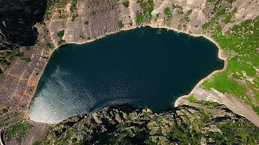 Вид на Синее озеро с крепости Топана
