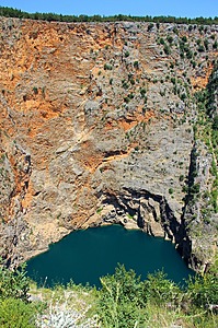 Красное озеро: здесь видна высота стен