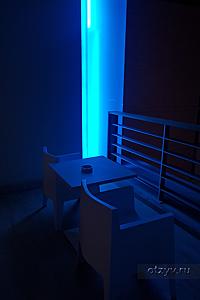 Вечерняя подсветка балкона в номере