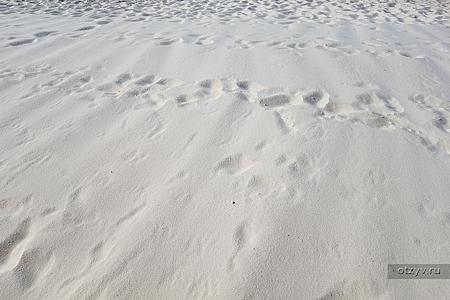 Насыпной песок на пляже отеля