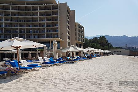 Вид на отель с пляжа