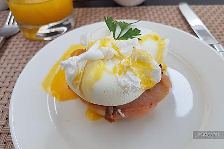 Завтраки в отеле. Яйца бенедикт
