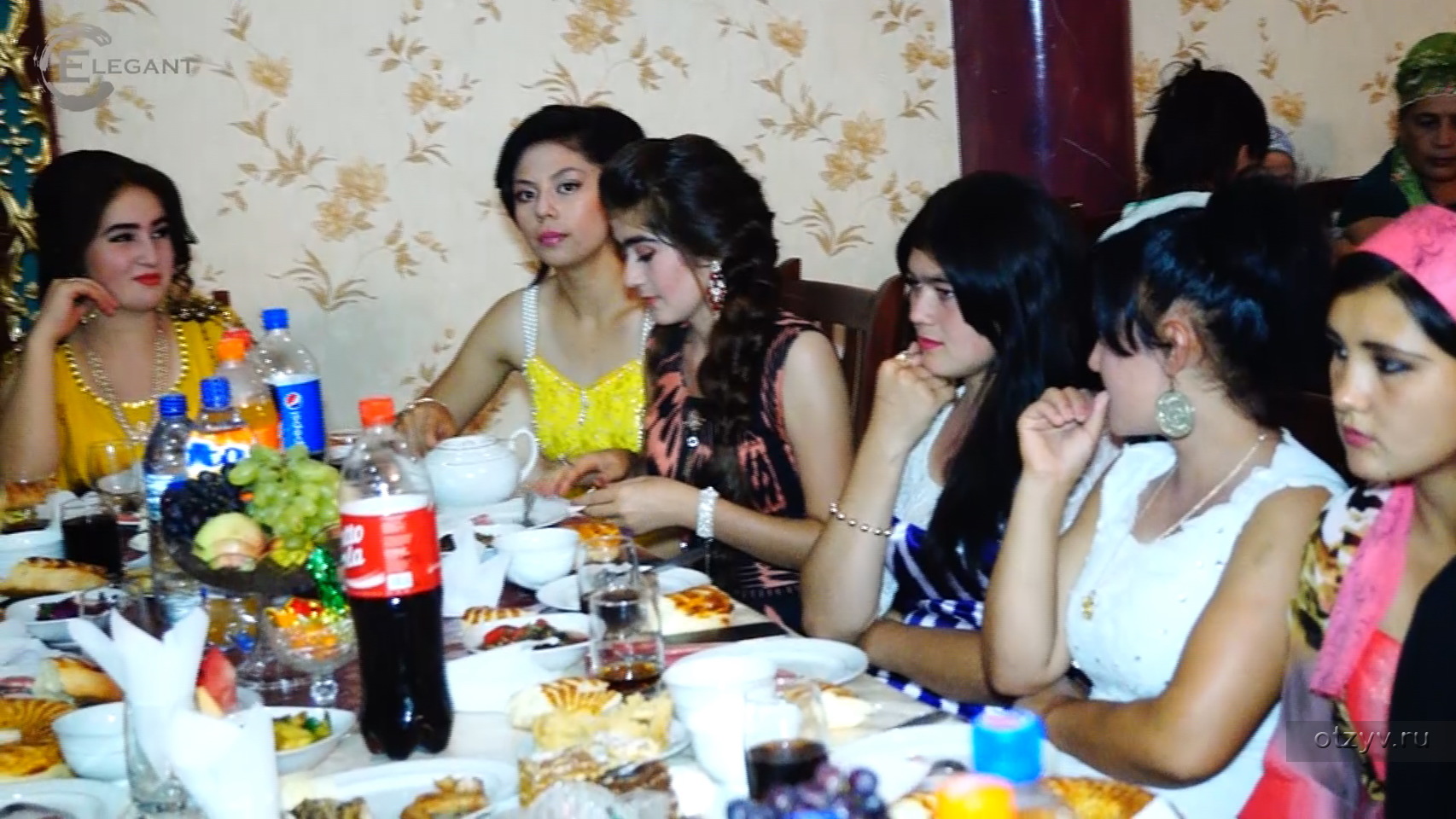 Жена ташкента. Женщины за столом узбеки. Таджичка за столом. Женщины узбечки на свадьбе. За столом в Узбекистане женщины.