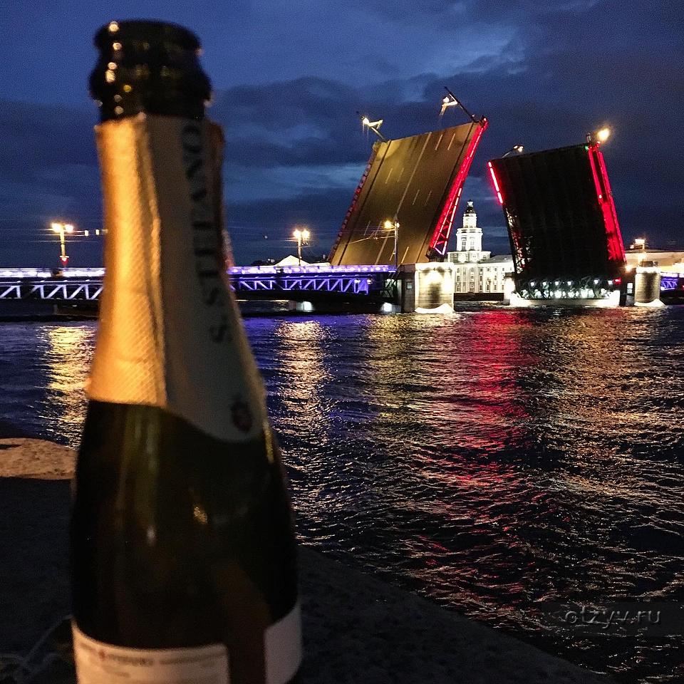 Шампанское петербурга. Разводные мосты в Санкт-Петербурге белые ночи. Шампанское на мосту. Шампанское Петербург. Бокал на набережной.