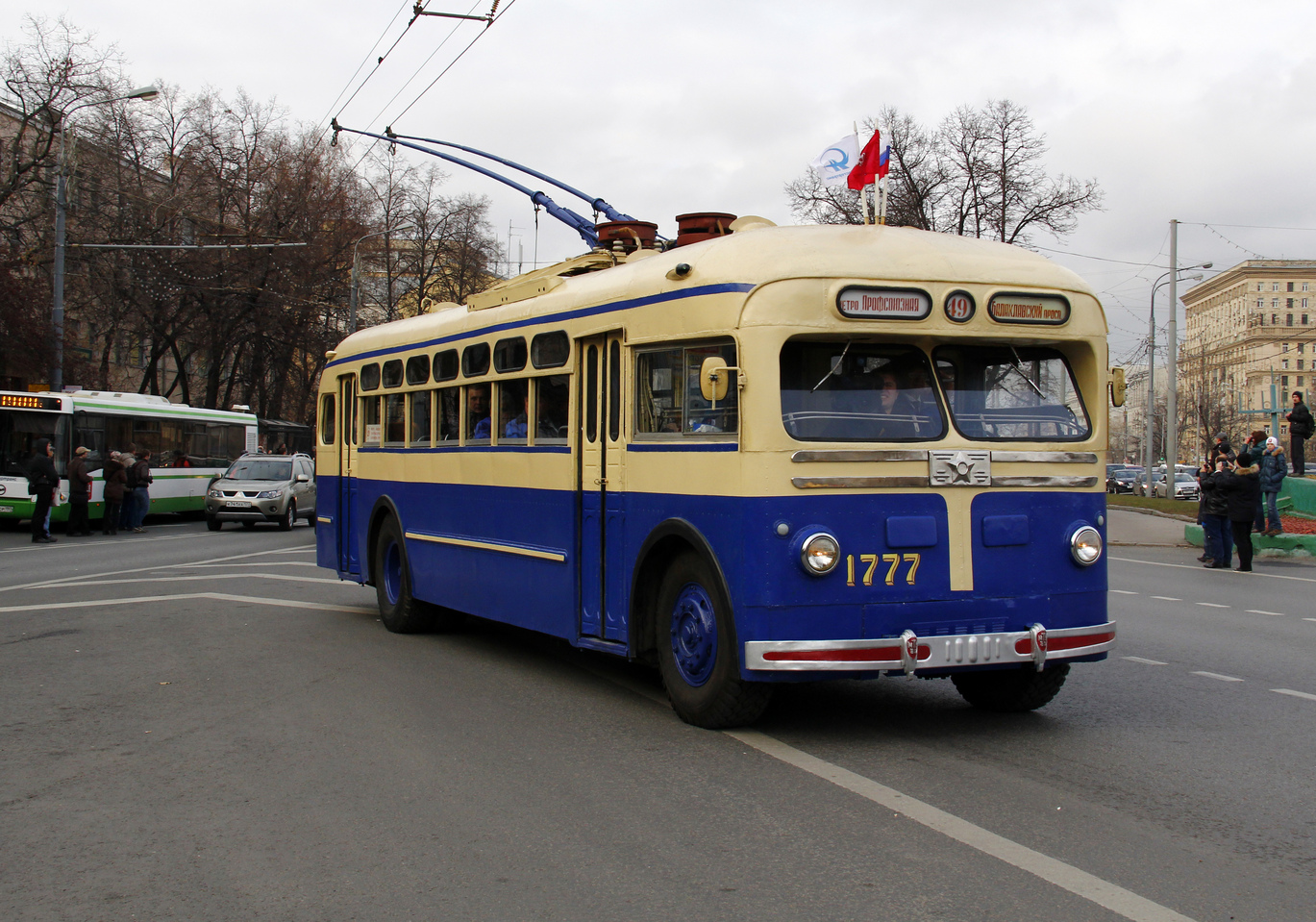 Первые троллейбусы в Москве в 1933 году