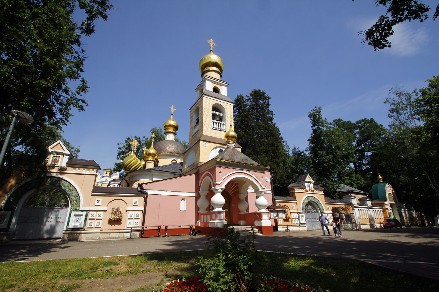 Переделкино. Преображенский храм в Переделкино. Подмосковное Переделкино. Поселок Переделкино Московская область. Переделкино достопримечательности.