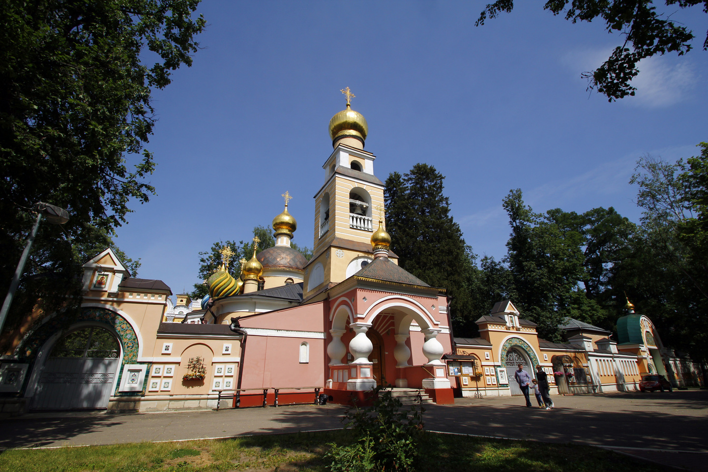 Усадьба переделкино. Храм Святого Игоря Черниговского, Переделкино, Москва. Поселок писателей Переделкино. Преображенский храм в Переделкино. Посёлок Переделкино Подмосковье.