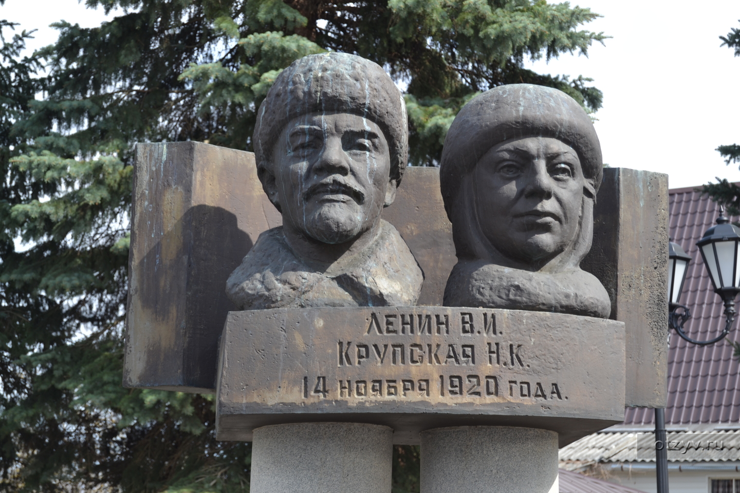 Памятник Ленину и Крупской в Яропольце