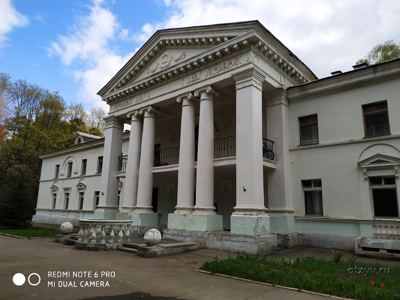 Дом творчества переделкино. Дом писателей в Москве Переделкино. Переделкино дом творчества писателей. Дом культуры Переделкино. Дом писателей в Переделкино ресторан.