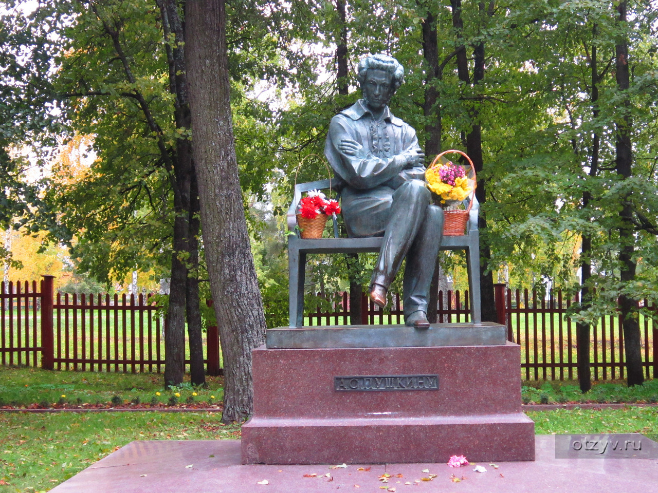 памятник пушкину в болдино фото