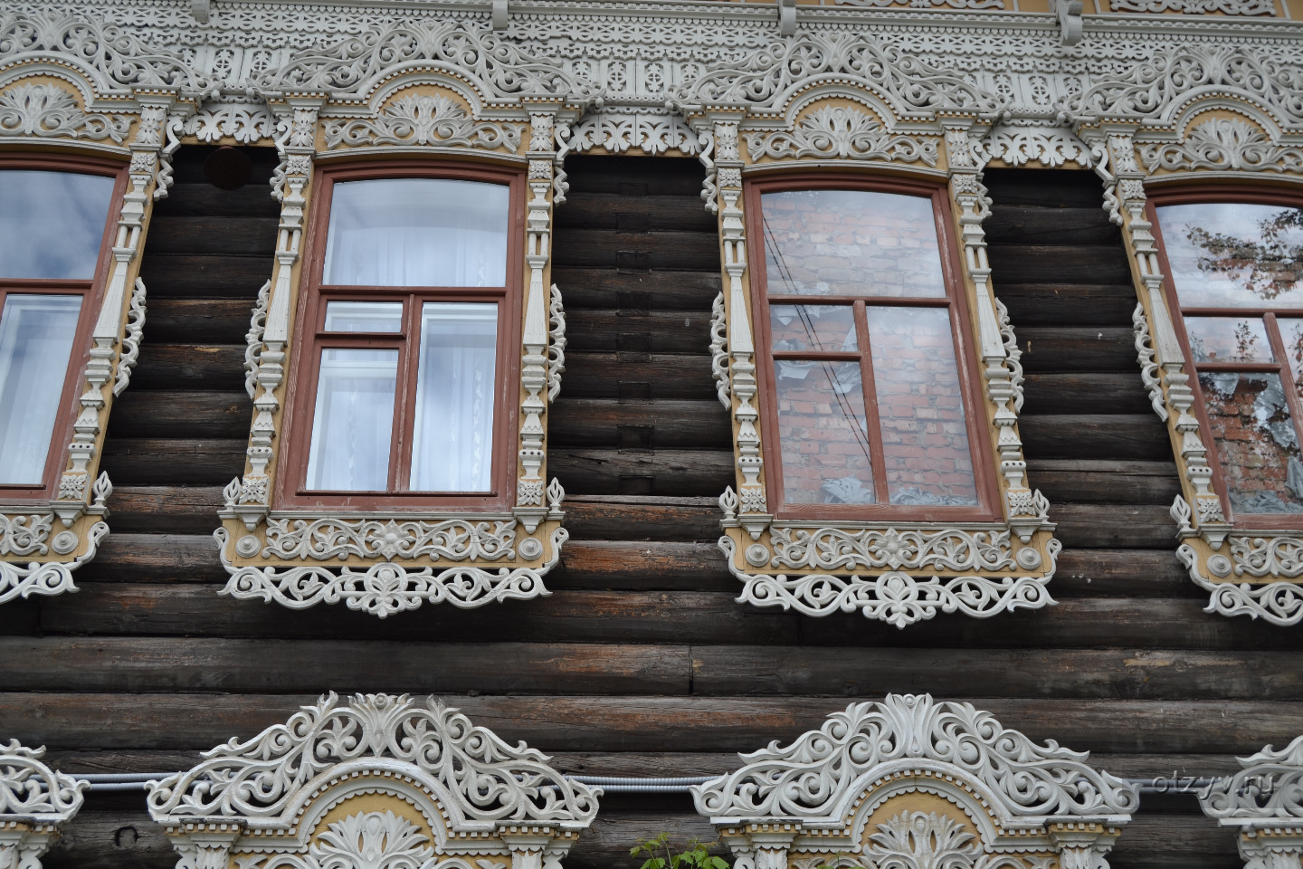 Наличник старинный. Томск деревянное зодчество. Наличники стиль Узорочье. Деревянное зодчество Томск окна. Домовая резьба Томск.