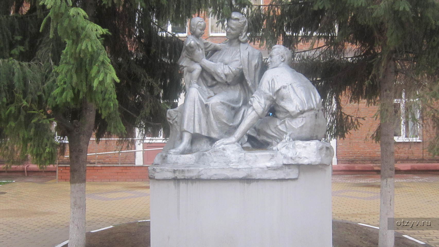 Орел белгород. Памятник семье в Белгороде. Белгород скульптура семья. Памятник семья и материнство Белгород. Памятники города Белгорода семья.