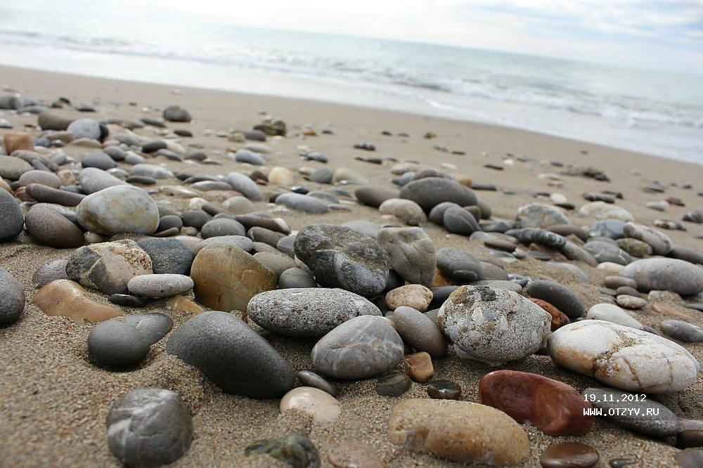 Можно ли вывозить камни. Песок с Галькой. Камушки на пляже. Морские камушки Турции. Каменные пляжи Турции.