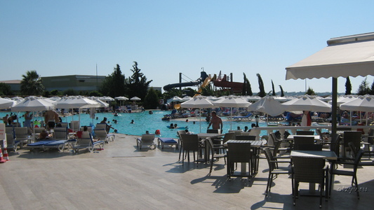 Вид на бассейн и ресторан "Панорама"