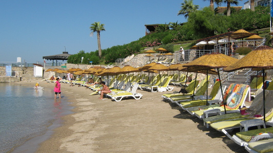 Пляж и бар на пляже