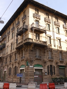 Casa Guazzoni, Via Marcello Malpighi, 12