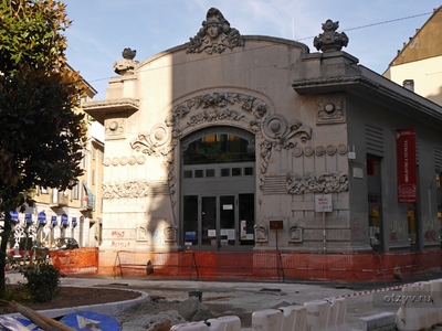 Cinema Dumont, Via Paolo Frisi, 2