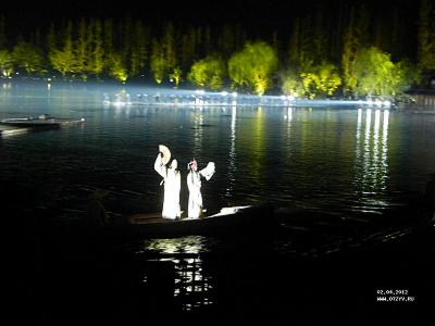 Вечернее шоу на озере Сиху