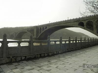 Мост возле гротов Лунмэнь