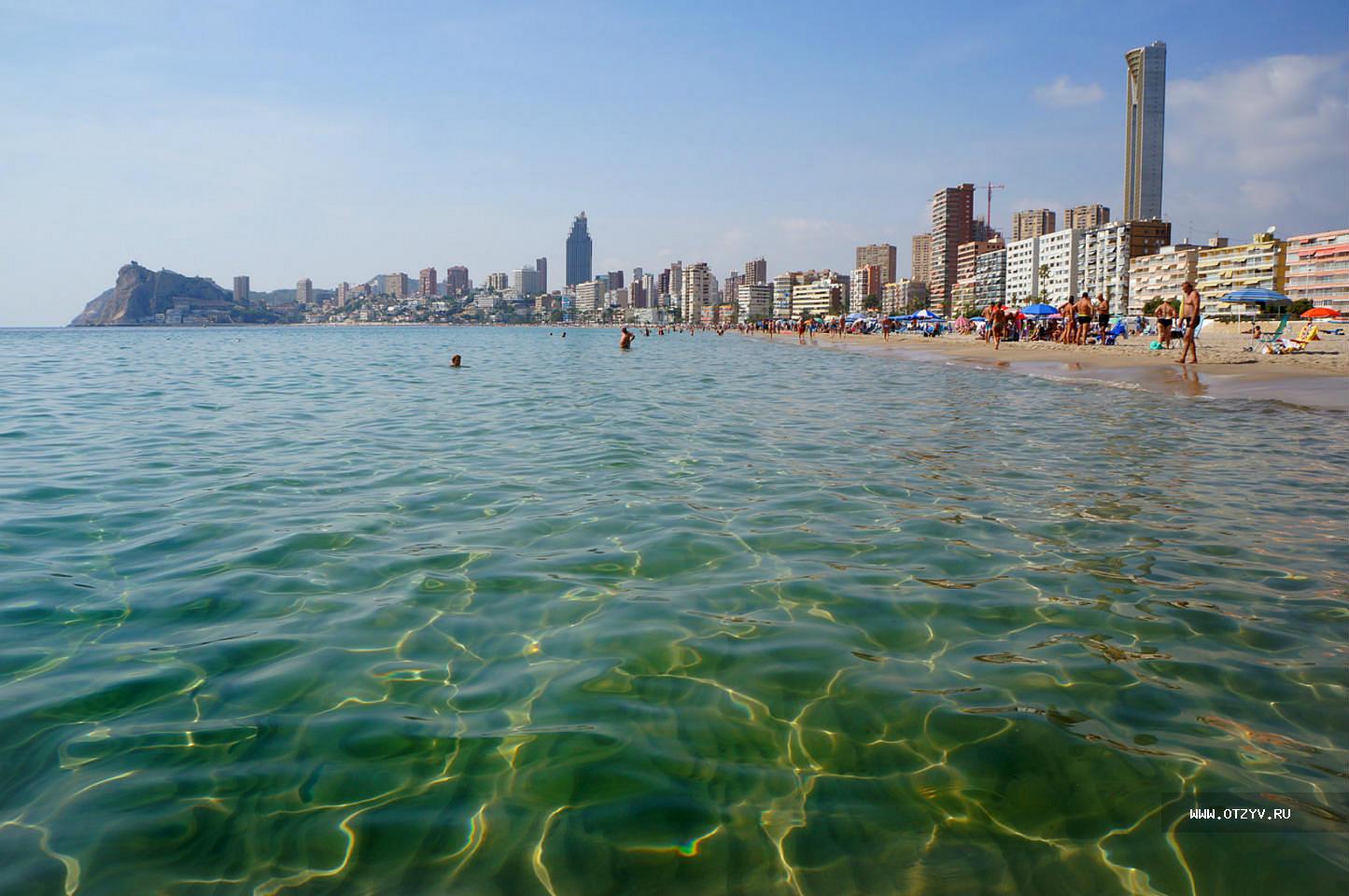 Море в испании. Испания Барселона море. Барселона море пляж. Барселона океан. Средиземное море от Барселона.