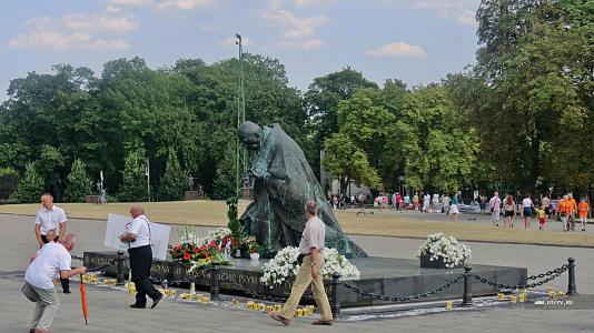  Pomnik o. A. Kordeckiego