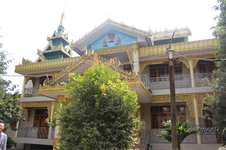 Здания монастыря рядом с Ngahtatgyi Paya
