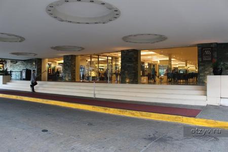 Manila Pavilion Hotel, вход