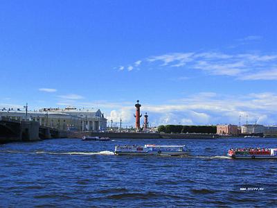 19.06.2014. Питер. Вид на Ростральные колонны на Васильевском острове / Санкт-Петербург (18-22 июня 2014 г.). Часть 2. Романтик (Россия)