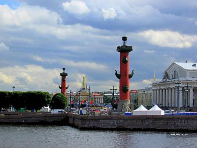 20.06.2014. Питер. По Биржевому мосту на Васильевский остров. Вид на Ростральные колонны / Санкт-Петербург (18-22 июня 2014 г.). Часть 2. Романтик (Россия)