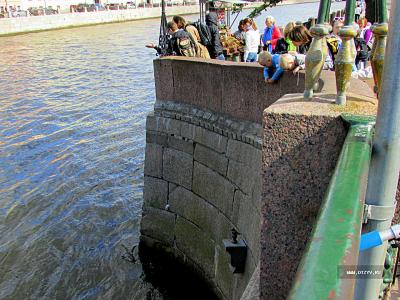 20.06.2014. Питер. Чижик-Пыжик у опоры Инженерного моста. Здесь всегда ажиотаж! / Санкт-Петербург (18-22 июня 2014 г.). Часть 2. Романтик (Россия)