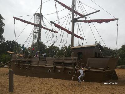 Пиратский корабль - одно из многих развлечений на этой огромной детской площадке