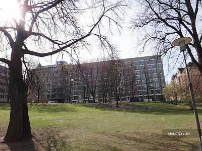 Вид на отель из парка / Radisson Blu Plaza Хельсинки