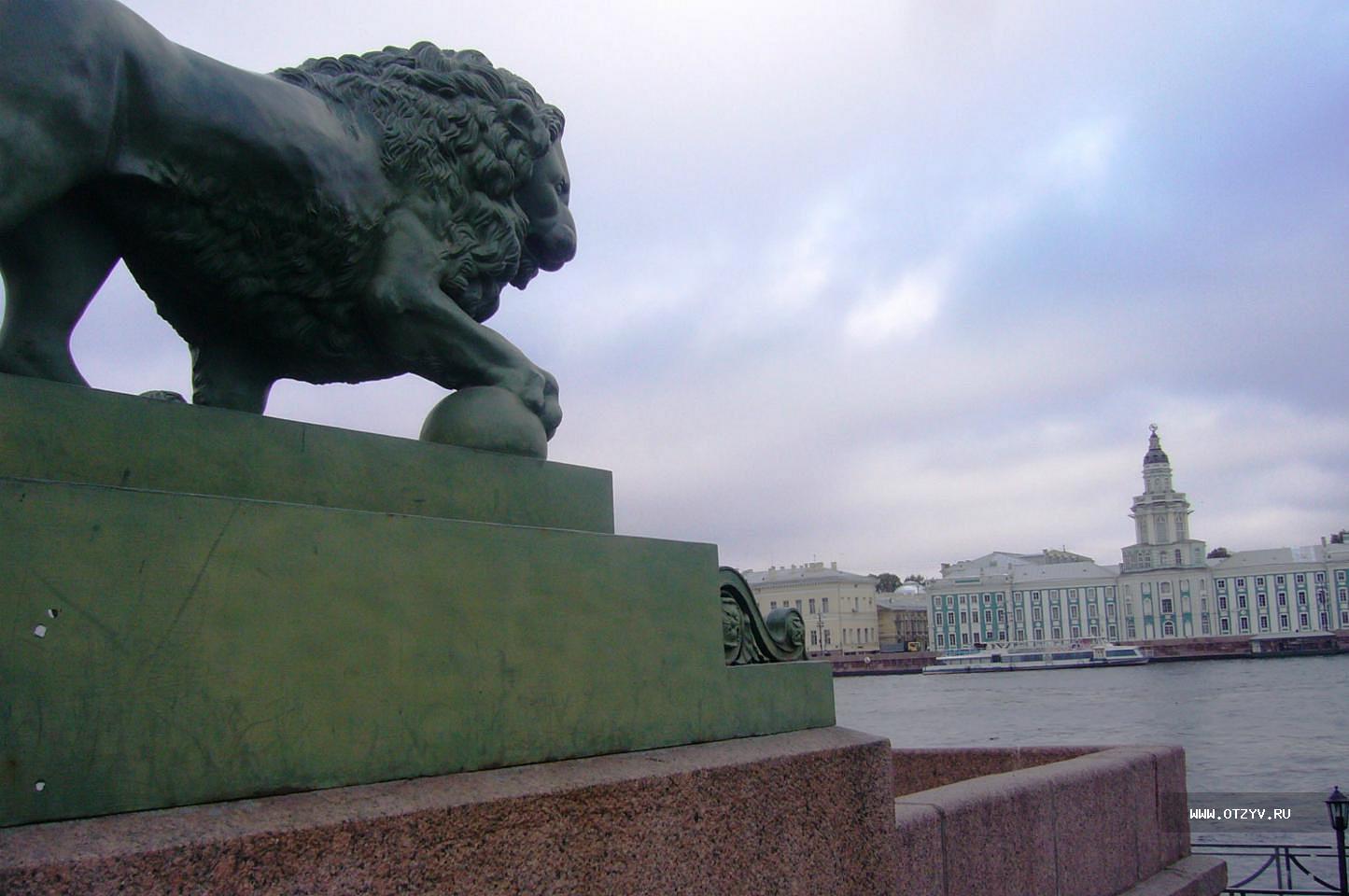 Львы на Неве в Санкт-Петербурге