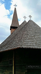 Монастырь Святого Креста. Стариннная церковь. привезенная из Карпат