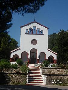 Действующая церковь в поселке Элеуссе.