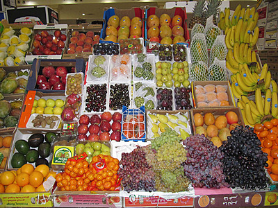 Фрукты на овошно-фруктовом рынке, что за "Паровозиком" 