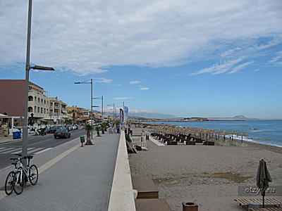 пляж у отеля Lefkoniko Bay