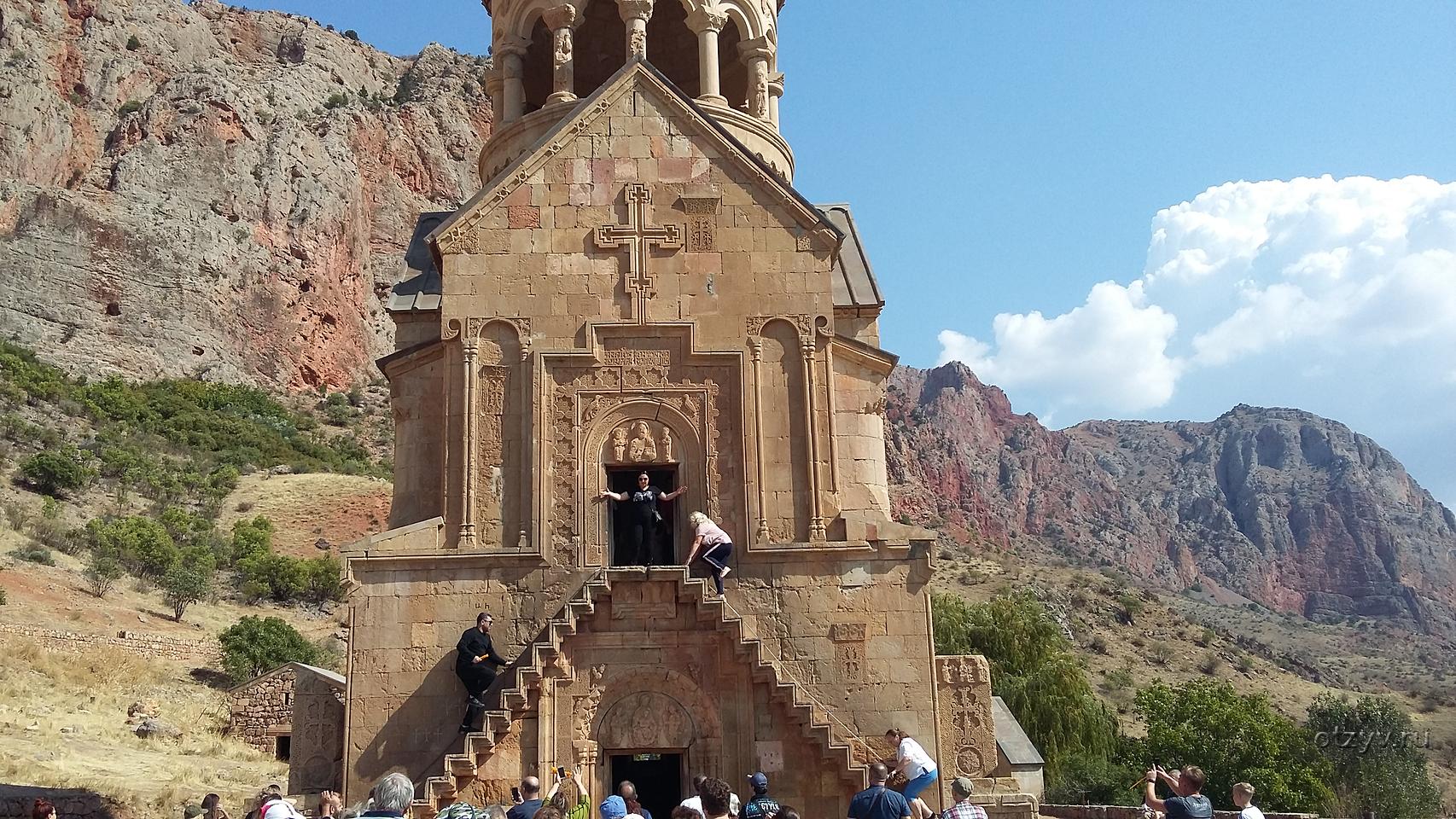 ереван 2022 город. монастырский комплекс нораванк. армения фото туристов. ереван достопримечательности экскурсии. армянская монастырская архитектура.