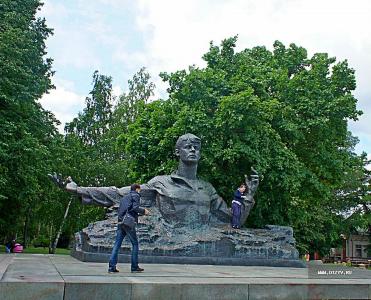 И рядом с трепетным храмиком - еще один образчик дурновкусия и гигантомании - поясной скульптурный портрет Сергея Есенина...