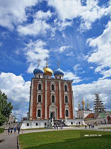 Это собор рязанского кремля с дивныс деревянным резным иконостасом (фотографировать нельзя)