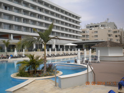 Территория, бассейн / Кипр, Лимассол, отель Royal Apollonia Beach 5*, март 2014
